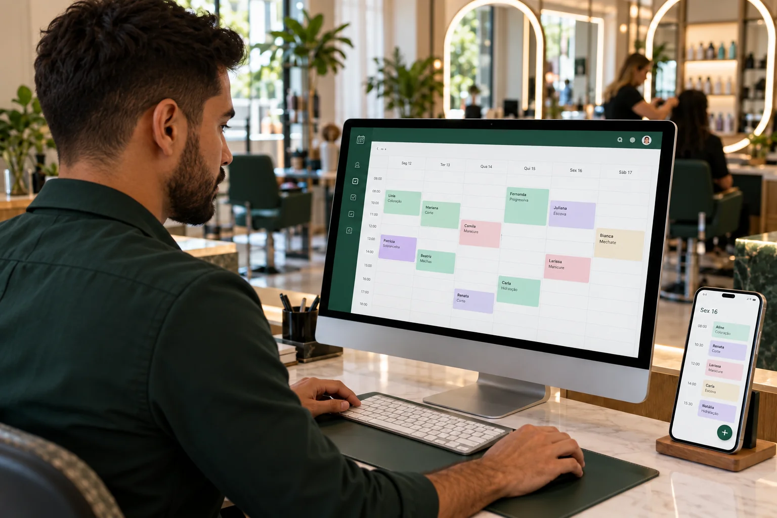 Gestor de salão consultando um calendário de atendimentos no computador e no celular